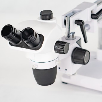 Stereomicroscope zoom 6.67x-45x, trinocular, arm-mounted tube